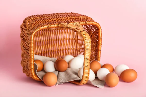 Αναποδογυρισμένο Ψάθινο Καλάθι Αυγά Κοτόπουλου Ροζ Φόντο — Φωτογραφία Αρχείου