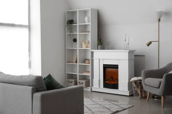 Innenraum Helles Wohnzimmer Mit Kamin Regal Und Sessel — Stockfoto