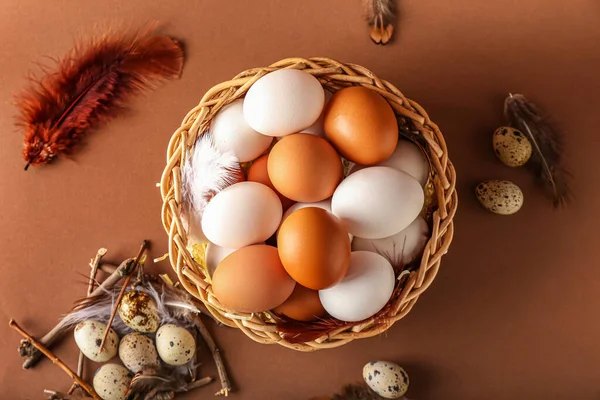 Wicker Bowl Chicken Eggs Color Background — Fotografia de Stock