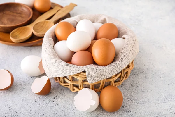 Basket Chicken Eggs Shells Light Background — Stock Photo, Image