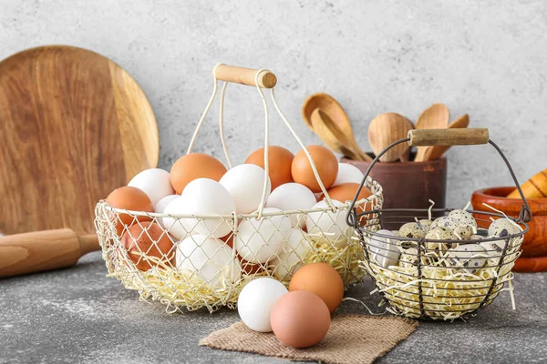 Manden Met Verschillende Eieren Tafel — Stockfoto