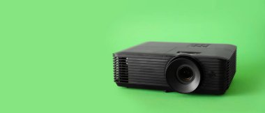 Metin için alanı olan yeşil arkaplan üzerindeki video projektörü