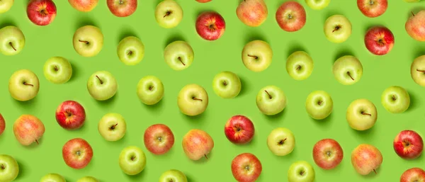 Reife Frische Äpfel Auf Grünem Hintergrund Muster Für Die Gestaltung — Stockfoto