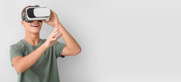 Teenager Mit Virtual Reality Brille Auf Hellem Hintergrund Mit Platz — Stockfoto