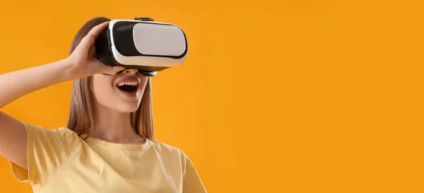 Junge Frau Mit Virtual Reality Brille Auf Gelbem Hintergrund Mit — Stockfoto