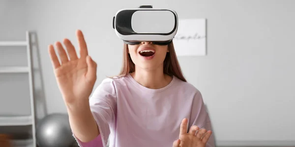 Jonge Vrouw Met Virtual Reality Bril Thuis — Stockfoto