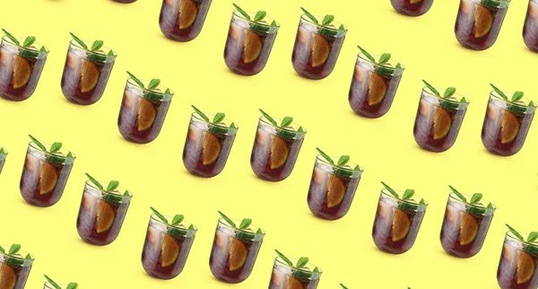 Glasses Tasty Cuba Libre Cocktail Yellow Background Pattern Design — 스톡 사진