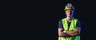 Metin için alanı olan siyah arkaplan üzerinde madenci adam