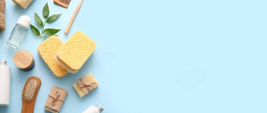 Açık mavi arkaplanda, metin için alanı olan banyo aksesuarları