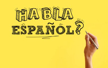 El yazısı HABLA ESPANOL mu? (İSPANISH konuşuyor musunuz?) sarı arkaplanda