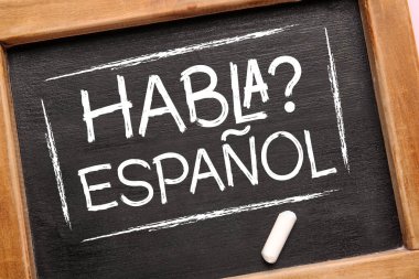 HABLA ESPANOL yazılı tebeşir tahtası mı? (İspanyaca konuşur musun? ), yakın plan