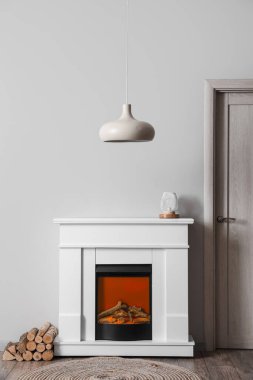 Lambaları ve şöminesi olan modern bir şömine.