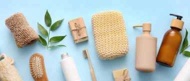 Açık mavi arkaplanda banyo aksesuarları, üst görünüm