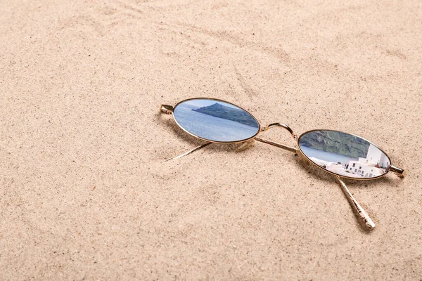 Óculos Sol Elegantes Com Reflexão Recurso Mar Praia Areia — Fotografia de Stock
