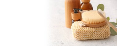 Açık arkaplanda, metin için alanı olan banyo aksesuarları