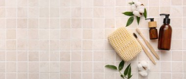 Bej arkaplanda banyo aksesuarları ve metin için boşluk