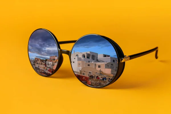Stylové Sluneční Brýle Odrazem Starého Města Oranžovém Pozadí — Stock fotografie