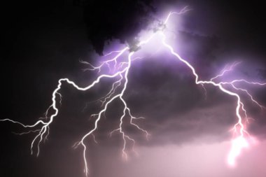 Geceleri gökyüzünde şimşek çakıyor