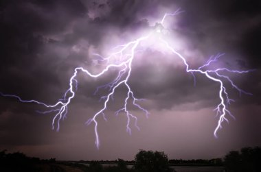 Geceleri gökyüzünde şimşek çakıyor