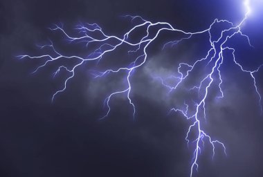 Geceleri gökyüzünde şimşek çakıyor