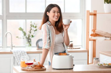 Kahveli ve lezzetli tostları olan güzel Asyalı bir kadın.
