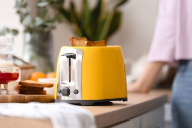 Mutfak masasında modern ekmek kızartma makinesi