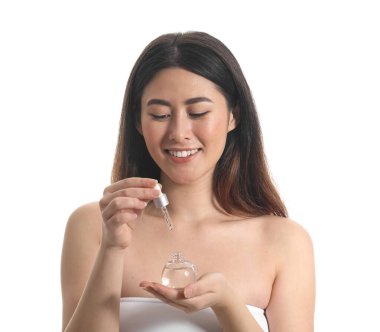 Beyaz tenli kozmetik serumlu genç Asyalı kadın.