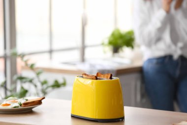 Mutfak masasında modern ekmek kızartma makinesi