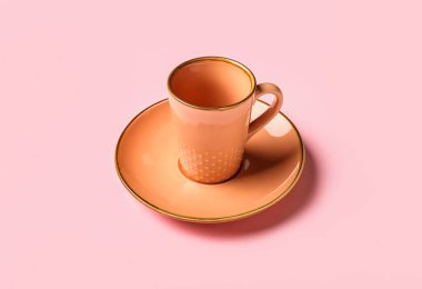 Pembe arka planda fincan tabağı olan kahve için.