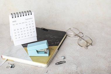 Kırtasiye malzemesi, gözlük ve takvimli zımba.