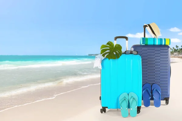 Packed Suitcases Beach Accessories Sea Beach Travel Concept — Stock Photo, Image