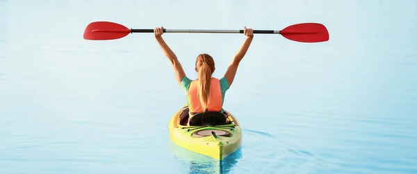 Giovane Donna Kayak Nel Fiume Giorno Estate — Foto Stock