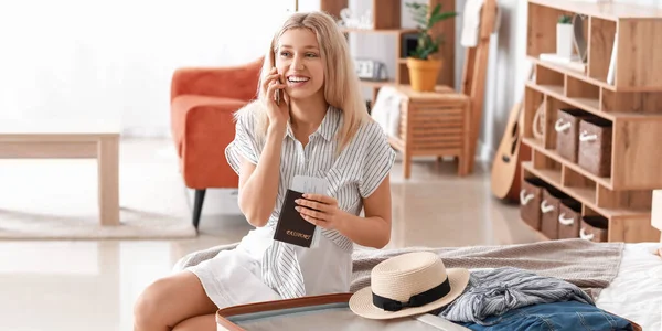 Young Woman Talking Phone While Packing Luggage Home — Stock Photo, Image
