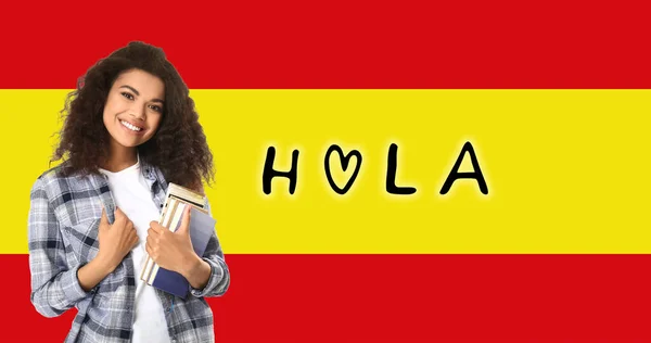 Афроамериканська Студентка Слово Hola Hello Проти Прапора Іспанії — стокове фото