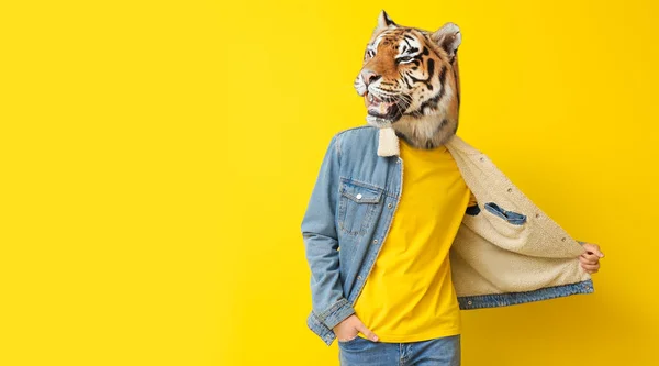 Man Met Kop Van Tijger Gele Achtergrond — Stockfoto