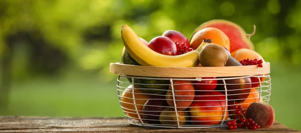 Mand Met Vers Fruit Tafel Buiten — Stockfoto