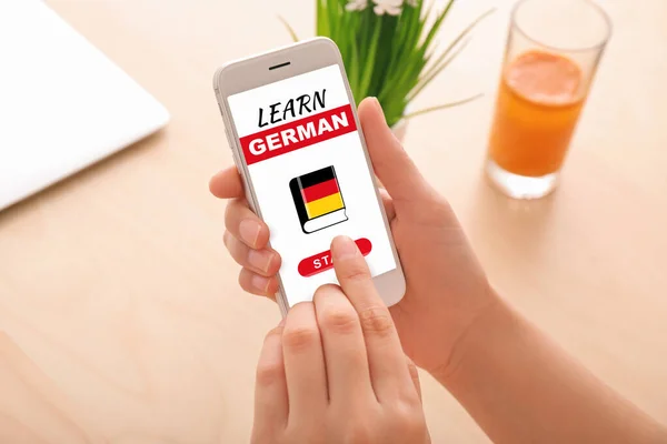 Молодая Женщина Мобильным Телефоном Изучает Немецкий Язык Онлайн Крупным Планом — стоковое фото