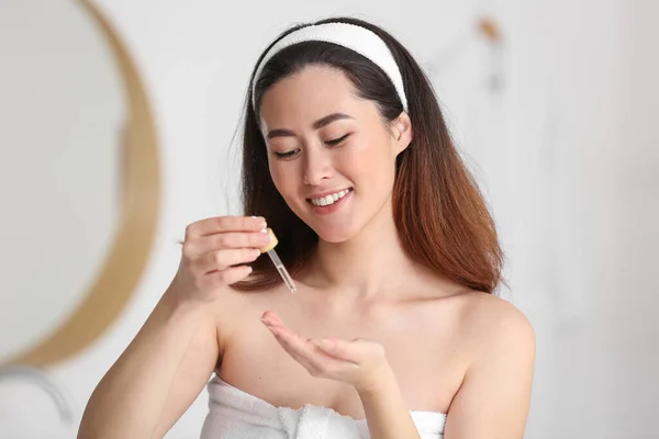 Jonge Aziatische Vrouw Met Behulp Van Cosmetische Serum Badkamer — Stockfoto