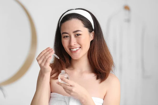 Young Asian Woman Using Cosmetic Serum Bathroom — Stock Photo, Image