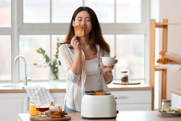 Beautiful Young Asian Woman Coffee Tasty Toasts Kitchen — Fotografia de Stock