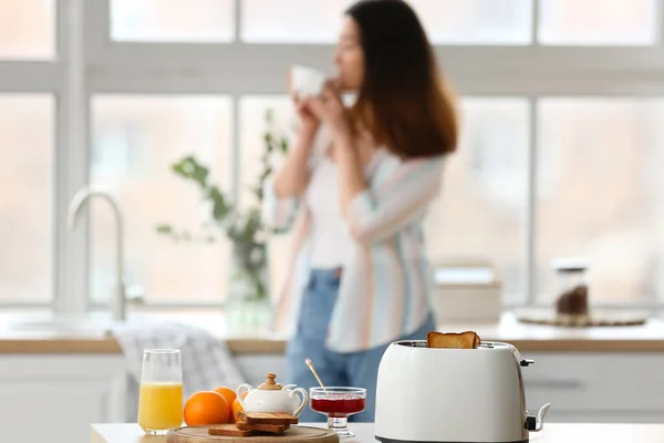 Tost Makinesi Reçel Meyve Taze Meyve Suyu Mutfak Masasında — Stok fotoğraf