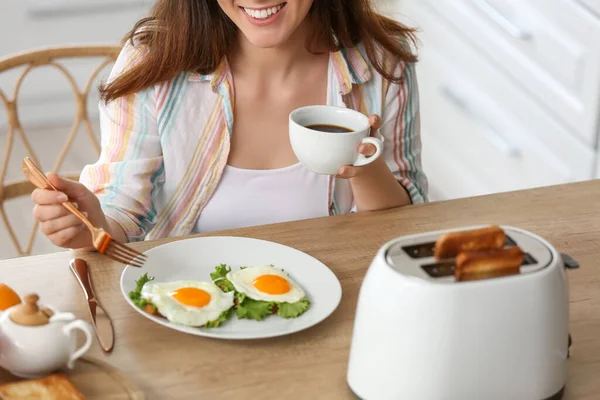 Hermosa Joven Asiática Bebiendo Café Comiendo Sabrosos Brindis Con Huevos —  Fotos de Stock