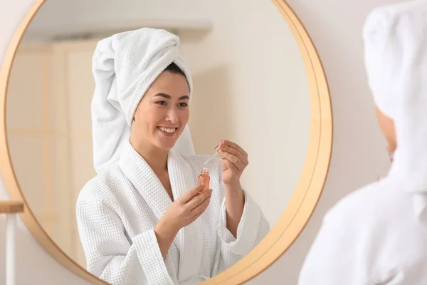 Young Asian Woman Using Cosmetic Serum Bathroom — Foto de Stock