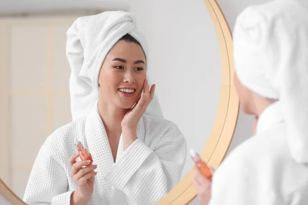 Young Asian Woman Using Cosmetic Serum Bathroom — Stok Foto