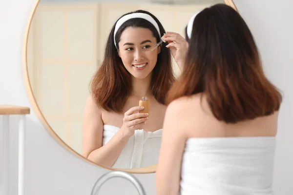 Young Asian Woman Using Cosmetic Serum Bathroom — Foto de Stock