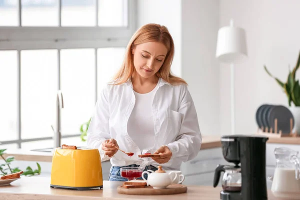 Olgun Kadın Mutfakta Lezzetli Tost Yapıyor — Stok fotoğraf