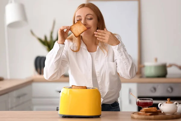 Volwassen Vrouw Het Maken Van Smakelijke Toastjes Keuken — Stockfoto
