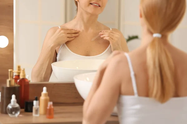 Felnőtt Kozmetikai Szérumot Használ Fürdőszobában — Stock Fotó