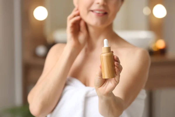 Mature Woman Cosmetic Serum Bathroom — Stockfoto