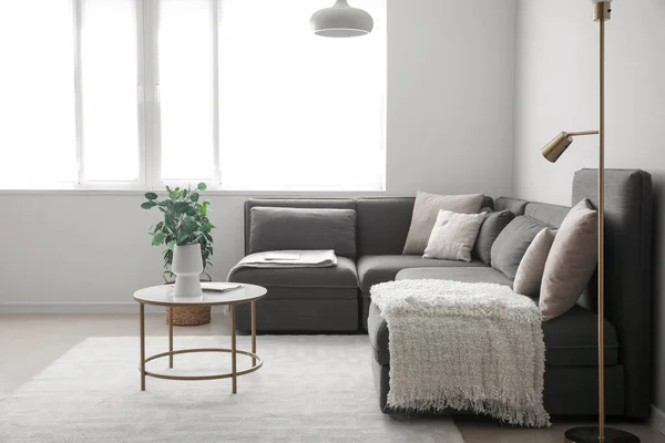 Interior Ruang Tamu Modern Dengan Sofa Hitam Dan Meja — Stok Foto